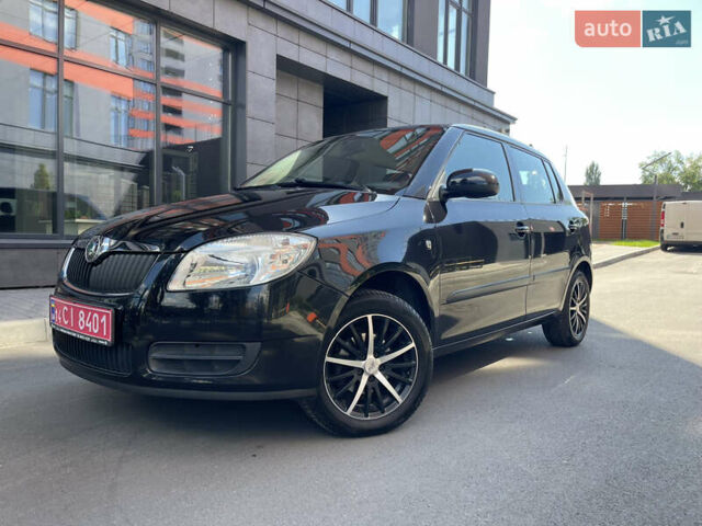 Черный Шкода Фабия, объемом двигателя 1.4 л и пробегом 217 тыс. км за 5999 $, фото 2 на Automoto.ua