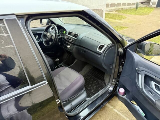 Черный Шкода Фабия, объемом двигателя 1.4 л и пробегом 250 тыс. км за 4100 $, фото 6 на Automoto.ua