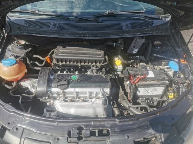 Черный Шкода Фабия, объемом двигателя 1.4 л и пробегом 291 тыс. км за 3800 $, фото 7 на Automoto.ua