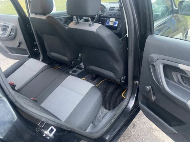 Черный Шкода Фабия, объемом двигателя 1.2 л и пробегом 199 тыс. км за 4200 $, фото 4 на Automoto.ua