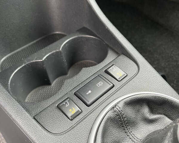 Черный Шкода Фабия, объемом двигателя 1.39 л и пробегом 216 тыс. км за 5700 $, фото 15 на Automoto.ua