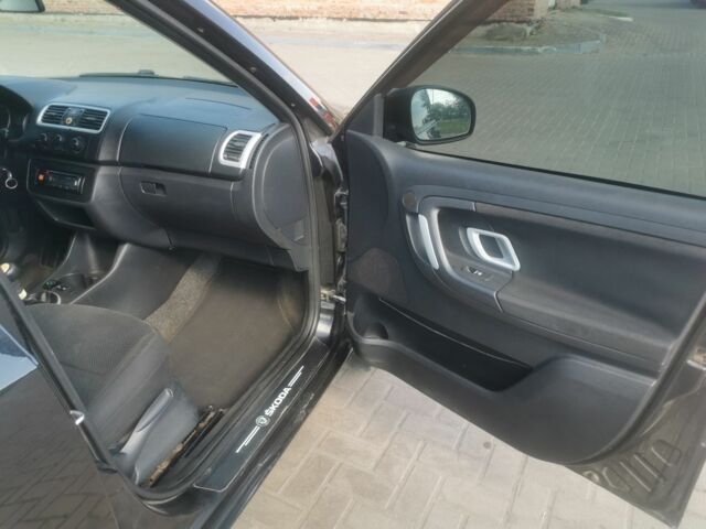 Черный Шкода Фабия, объемом двигателя 1.4 л и пробегом 291 тыс. км за 3800 $, фото 11 на Automoto.ua