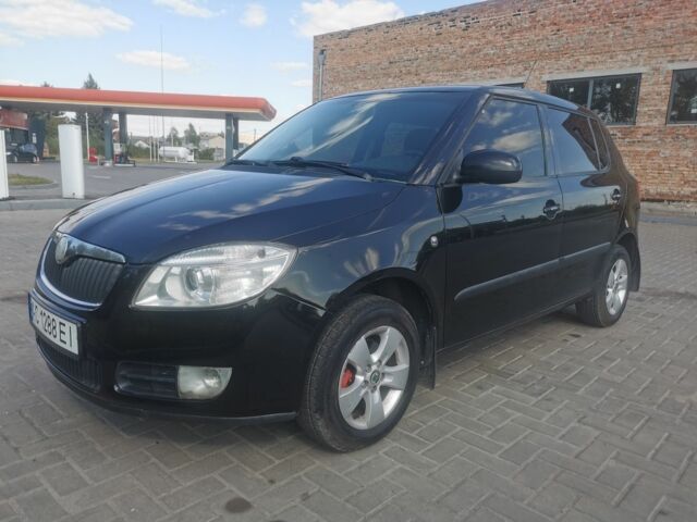 Черный Шкода Фабия, объемом двигателя 1.4 л и пробегом 300 тыс. км за 3800 $, фото 2 на Automoto.ua