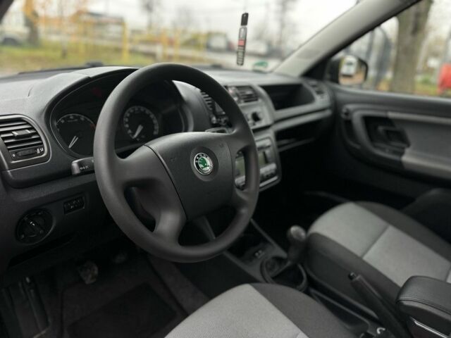 Черный Шкода Фабия, объемом двигателя 1.2 л и пробегом 95 тыс. км за 5200 $, фото 5 на Automoto.ua