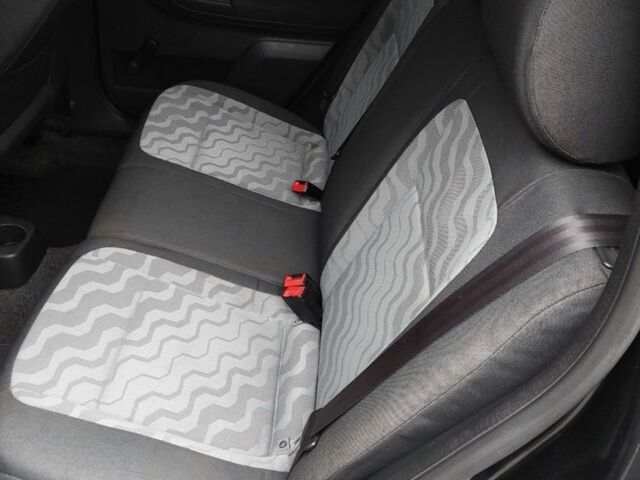 Черный Шкода Фабия, объемом двигателя 1.2 л и пробегом 195 тыс. км за 4200 $, фото 7 на Automoto.ua