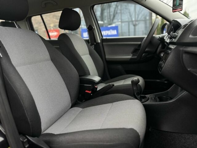 Черный Шкода Фабия, объемом двигателя 1.2 л и пробегом 95 тыс. км за 5200 $, фото 6 на Automoto.ua