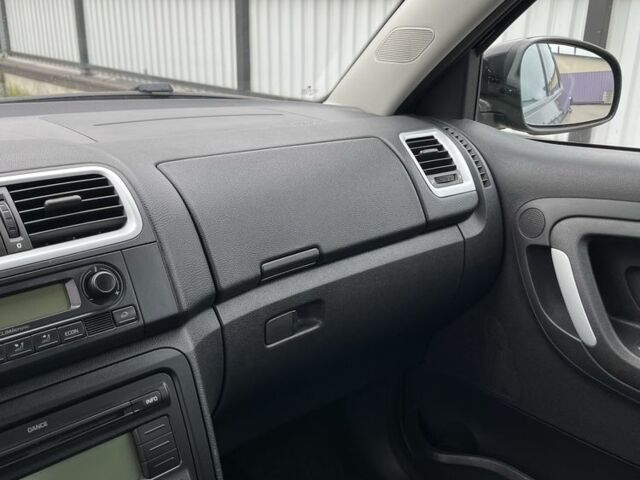 Черный Шкода Фабия, объемом двигателя 1.4 л и пробегом 213 тыс. км за 5700 $, фото 13 на Automoto.ua