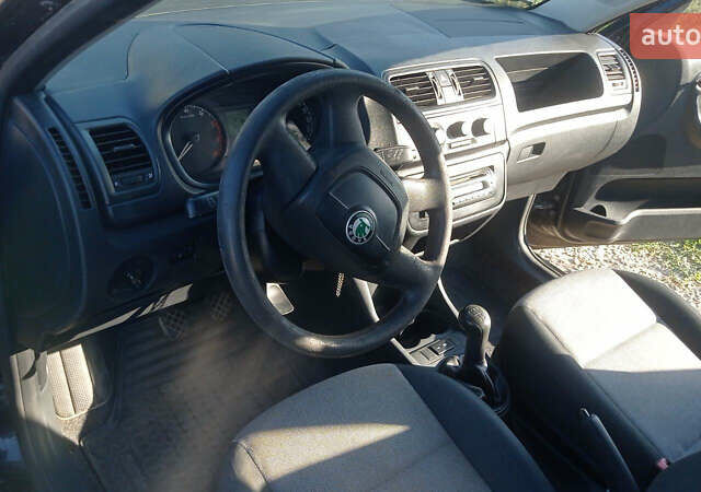 Черный Шкода Фабия, объемом двигателя 1.2 л и пробегом 250 тыс. км за 3500 $, фото 5 на Automoto.ua