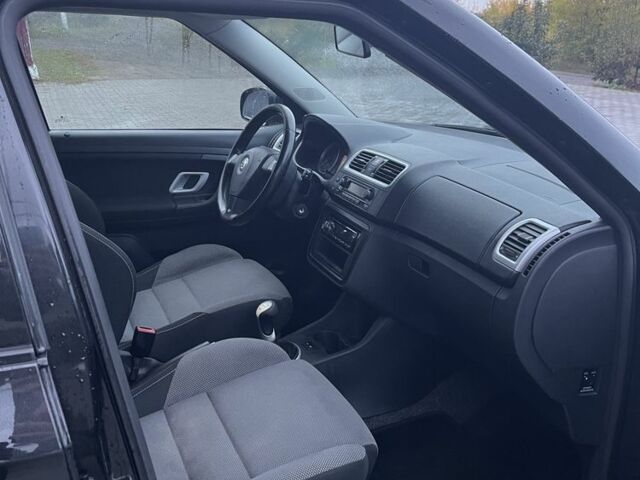 Черный Шкода Фабия, объемом двигателя 1.4 л и пробегом 192 тыс. км за 4999 $, фото 17 на Automoto.ua