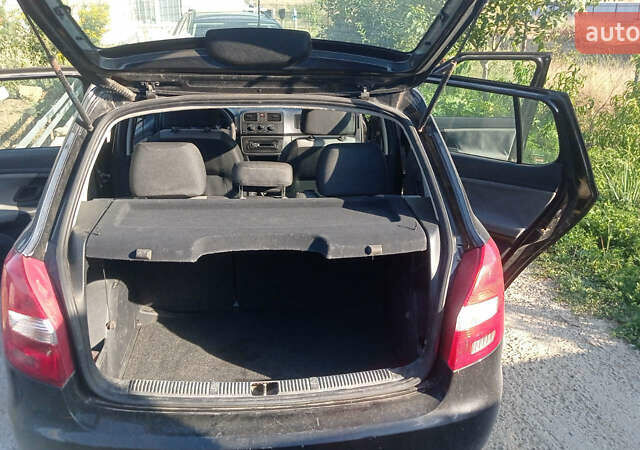 Черный Шкода Фабия, объемом двигателя 1.2 л и пробегом 250 тыс. км за 3500 $, фото 4 на Automoto.ua