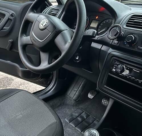 Черный Шкода Фабия, объемом двигателя 1.2 л и пробегом 229 тыс. км за 6000 $, фото 7 на Automoto.ua