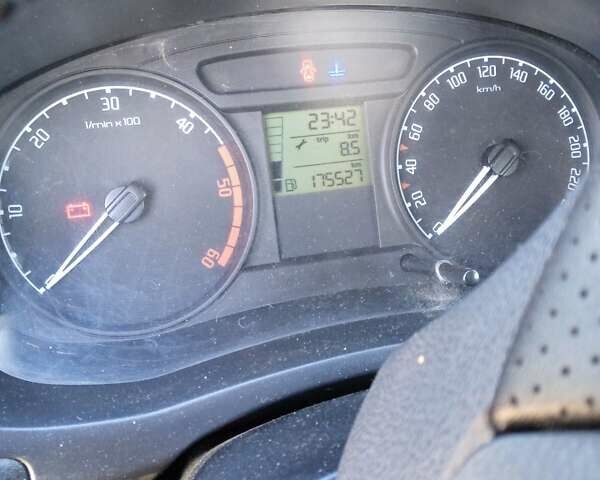 Черный Шкода Фабия, объемом двигателя 1.42 л и пробегом 175 тыс. км за 4800 $, фото 6 на Automoto.ua