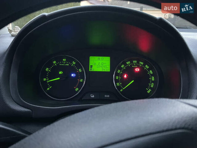 Черный Шкода Фабия, объемом двигателя 1.39 л и пробегом 224 тыс. км за 6300 $, фото 4 на Automoto.ua