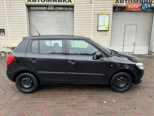 Черный Шкода Фабия, объемом двигателя 1.2 л и пробегом 266 тыс. км за 4400 $, фото 1 на Automoto.ua