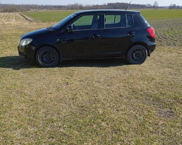 Черный Шкода Фабия, объемом двигателя 1.42 л и пробегом 175 тыс. км за 4800 $, фото 1 на Automoto.ua