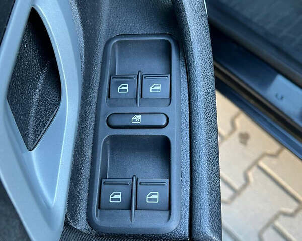 Черный Шкода Фабия, объемом двигателя 1.39 л и пробегом 226 тыс. км за 6100 $, фото 7 на Automoto.ua