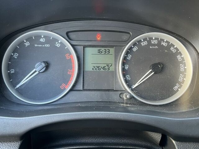 Черный Шкода Фабия, объемом двигателя 1.4 л и пробегом 226 тыс. км за 6100 $, фото 13 на Automoto.ua