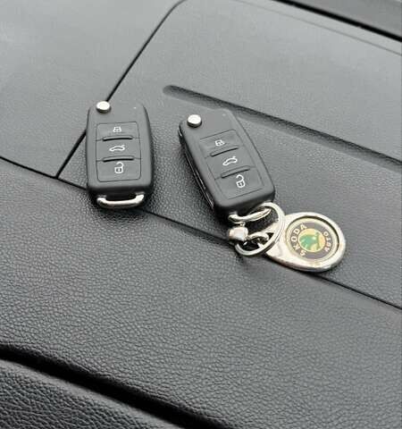 Черный Шкода Фабия, объемом двигателя 1.2 л и пробегом 257 тыс. км за 5600 $, фото 14 на Automoto.ua