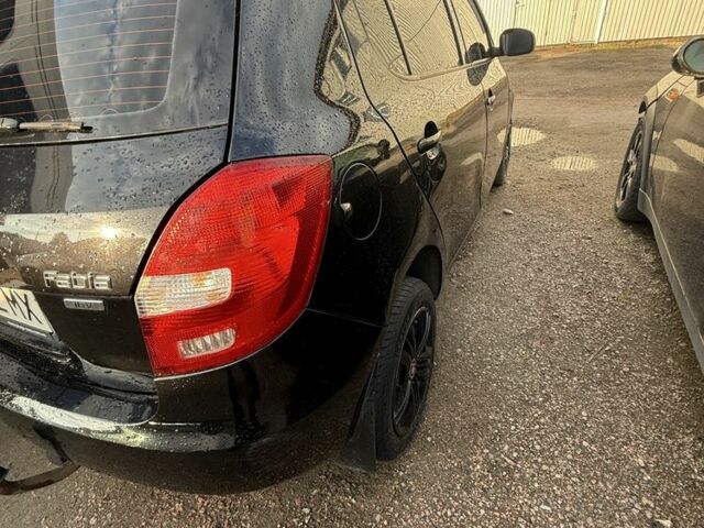 Черный Шкода Фабия, объемом двигателя 1.4 л и пробегом 250 тыс. км за 1950 $, фото 2 на Automoto.ua