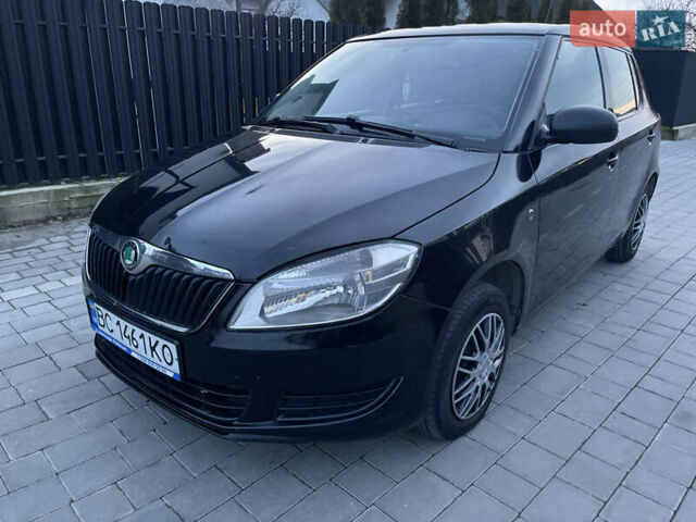 Черный Шкода Фабия, объемом двигателя 1.2 л и пробегом 400 тыс. км за 3800 $, фото 1 на Automoto.ua