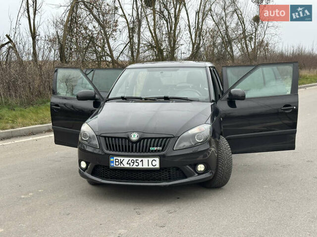 Черный Шкода Фабия, объемом двигателя 1.4 л и пробегом 239 тыс. км за 9800 $, фото 1 на Automoto.ua