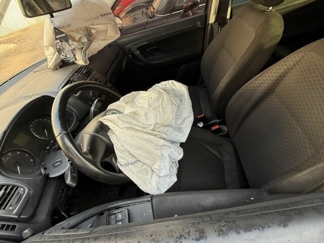 Черный Шкода Фабия, объемом двигателя 1.4 л и пробегом 250 тыс. км за 1950 $, фото 3 на Automoto.ua