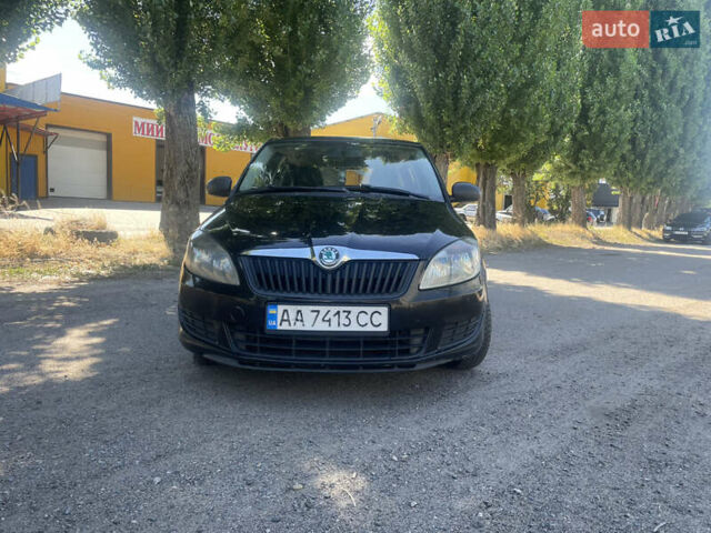 Черный Шкода Фабия, объемом двигателя 1.2 л и пробегом 320 тыс. км за 4200 $, фото 1 на Automoto.ua