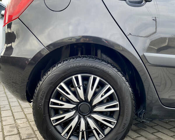 Черный Шкода Фабия, объемом двигателя 1.2 л и пробегом 188 тыс. км за 5500 $, фото 3 на Automoto.ua