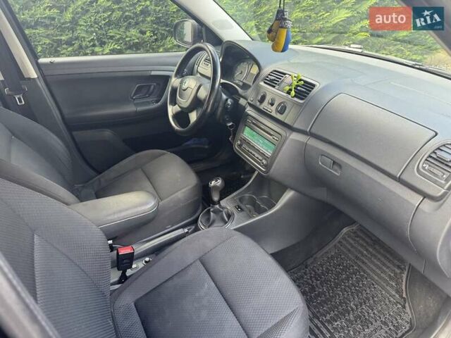 Черный Шкода Фабия, объемом двигателя 1.2 л и пробегом 95 тыс. км за 7500 $, фото 5 на Automoto.ua