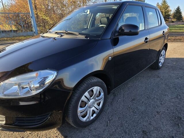 Черный Шкода Фабия, объемом двигателя 1 л и пробегом 95 тыс. км за 7500 $, фото 2 на Automoto.ua