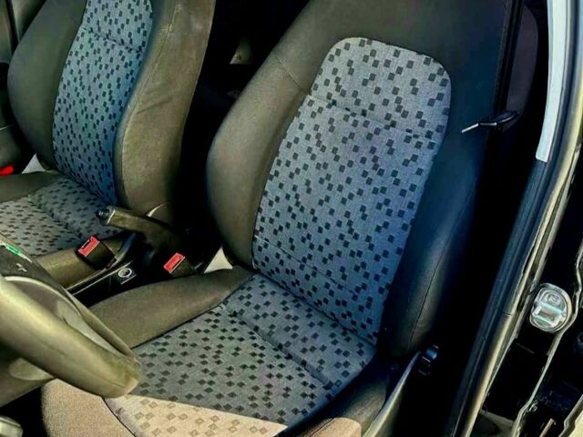 Черный Шкода Фабия, объемом двигателя 1.2 л и пробегом 197 тыс. км за 3200 $, фото 4 на Automoto.ua