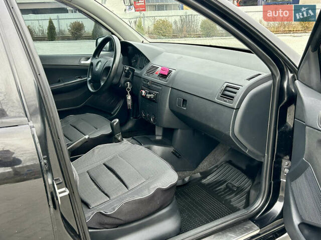 Черный Шкода Фабия, объемом двигателя 1.4 л и пробегом 233 тыс. км за 3750 $, фото 11 на Automoto.ua