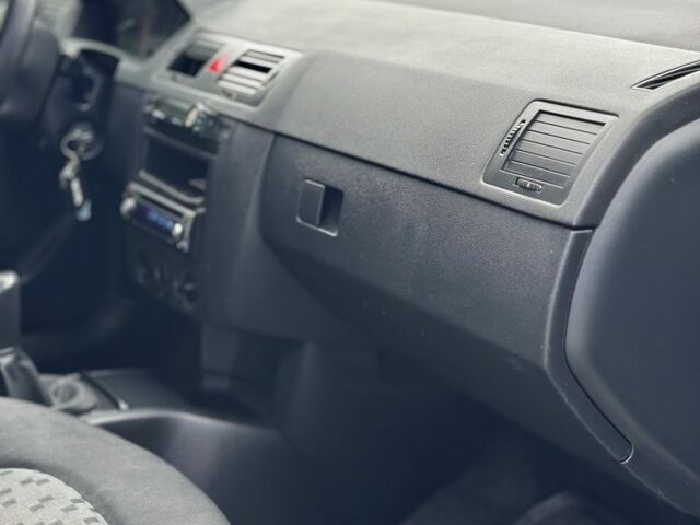 Черный Шкода Фабия, объемом двигателя 1.2 л и пробегом 200 тыс. км за 3100 $, фото 8 на Automoto.ua