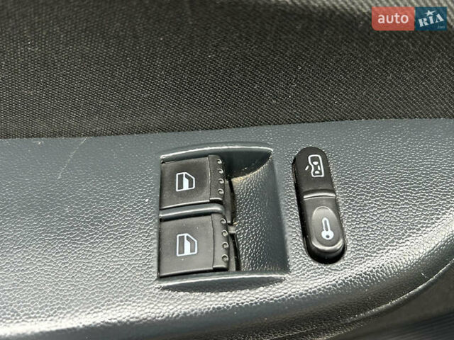 Черный Шкода Фабия, объемом двигателя 1.4 л и пробегом 233 тыс. км за 3750 $, фото 17 на Automoto.ua