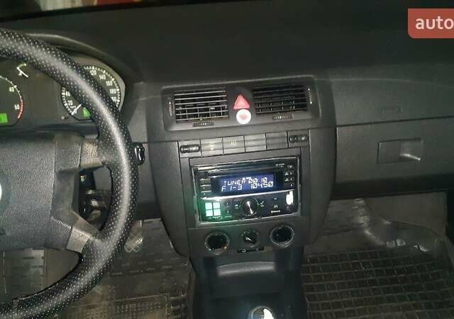 Черный Шкода Фабия, объемом двигателя 1.9 л и пробегом 323 тыс. км за 4300 $, фото 4 на Automoto.ua