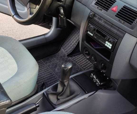 Черный Шкода Фабия, объемом двигателя 1.4 л и пробегом 189 тыс. км за 4200 $, фото 13 на Automoto.ua