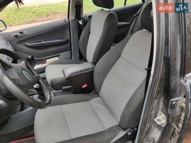 Черный Шкода Фабия, объемом двигателя 1.39 л и пробегом 248 тыс. км за 3500 $, фото 4 на Automoto.ua