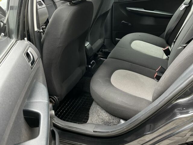 Черный Шкода Фабия, объемом двигателя 1.4 л и пробегом 230 тыс. км за 3999 $, фото 18 на Automoto.ua