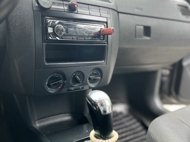 Черный Шкода Фабия, объемом двигателя 1.4 л и пробегом 230 тыс. км за 3999 $, фото 16 на Automoto.ua