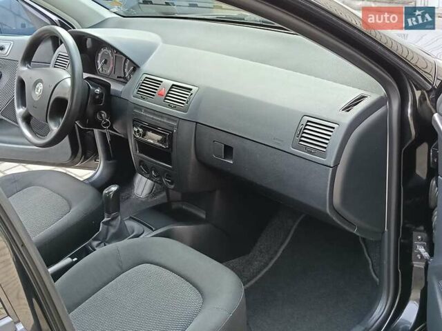 Черный Шкода Фабия, объемом двигателя 1.4 л и пробегом 225 тыс. км за 4800 $, фото 44 на Automoto.ua