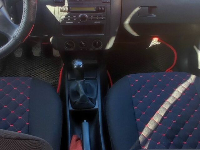 Черный Шкода Фабия, объемом двигателя 1.4 л и пробегом 367 тыс. км за 3500 $, фото 5 на Automoto.ua