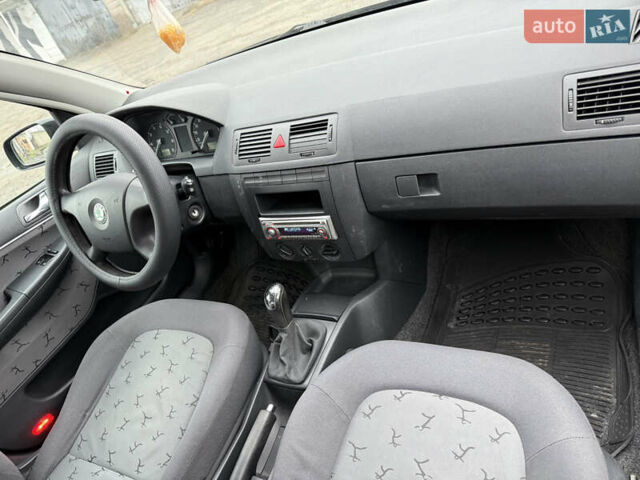 Черный Шкода Фабия, объемом двигателя 1.4 л и пробегом 233 тыс. км за 3800 $, фото 8 на Automoto.ua