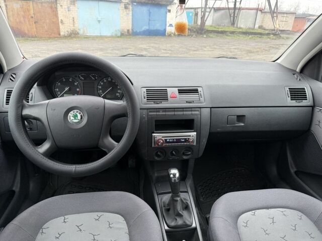 Черный Шкода Фабия, объемом двигателя 1.4 л и пробегом 233 тыс. км за 3800 $, фото 5 на Automoto.ua