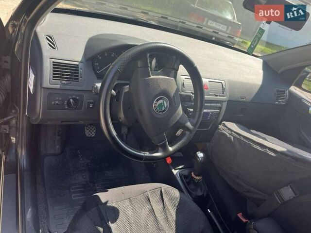 Черный Шкода Фабия, объемом двигателя 1.39 л и пробегом 226 тыс. км за 4600 $, фото 2 на Automoto.ua