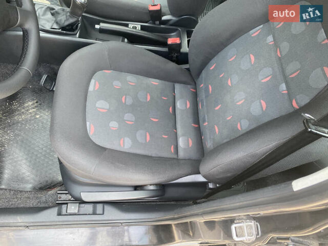 Черный Шкода Фабия, объемом двигателя 1.4 л и пробегом 219 тыс. км за 3750 $, фото 9 на Automoto.ua