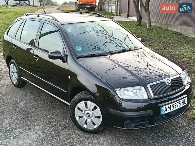 Черный Шкода Фабия, объемом двигателя 1.4 л и пробегом 225 тыс. км за 4800 $, фото 2 на Automoto.ua