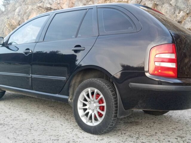 Черный Шкода Фабия, объемом двигателя 1.2 л и пробегом 300 тыс. км за 4350 $, фото 2 на Automoto.ua