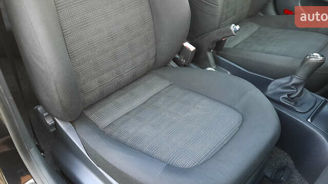 Черный Шкода Фабия, объемом двигателя 1.39 л и пробегом 168 тыс. км за 4600 $, фото 23 на Automoto.ua