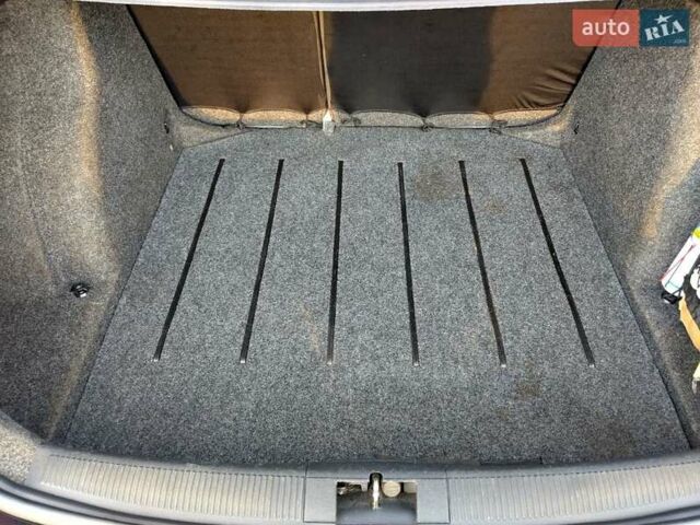 Черный Шкода Фабия, объемом двигателя 1.39 л и пробегом 240 тыс. км за 5000 $, фото 4 на Automoto.ua