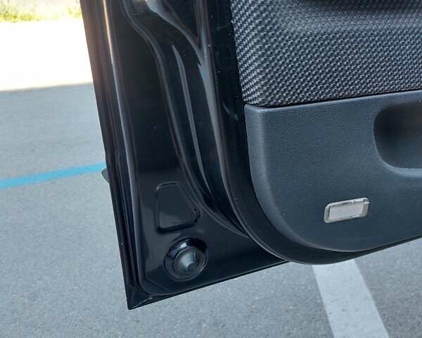 Черный Шкода Фабия, объемом двигателя 1.39 л и пробегом 240 тыс. км за 5300 $, фото 5 на Automoto.ua